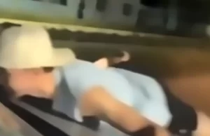 Un adolescente se filmó viajando sobre el capot de un auto en movimiento