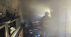 Investigan intento de femicidio tras incendio intencional en Cobos