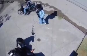 Menor en moto atropelló a una adolescente y huyó